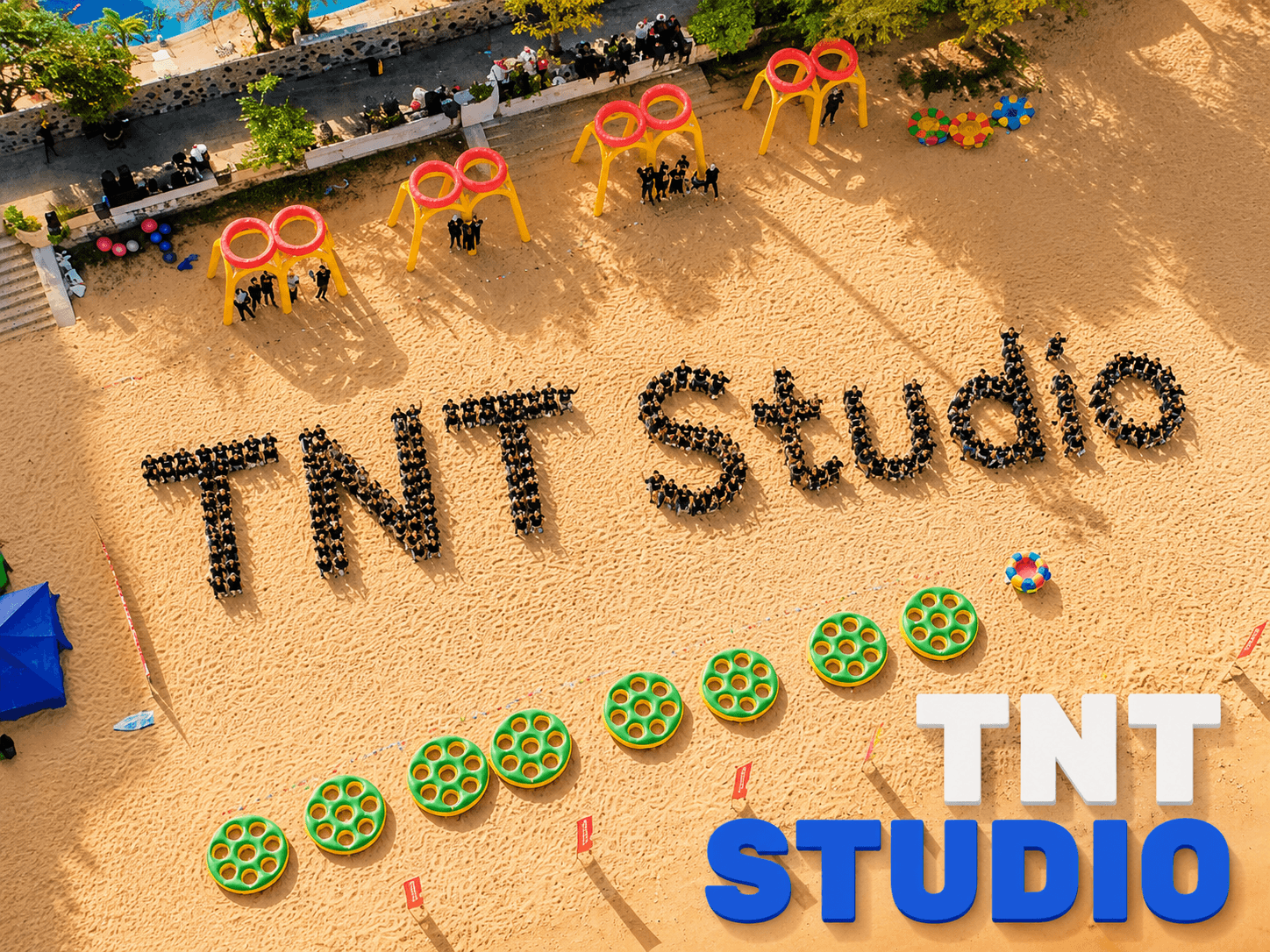 Đội ngũ TNT Studio xếp thành chữ TNT Studio